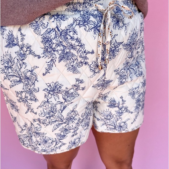 Ladies Ivory & Blue Quilted Shorts Size Small New! - Picture 2 of 3